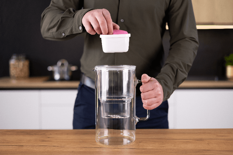 Wkładanie filtra do dzbanka filtrującego